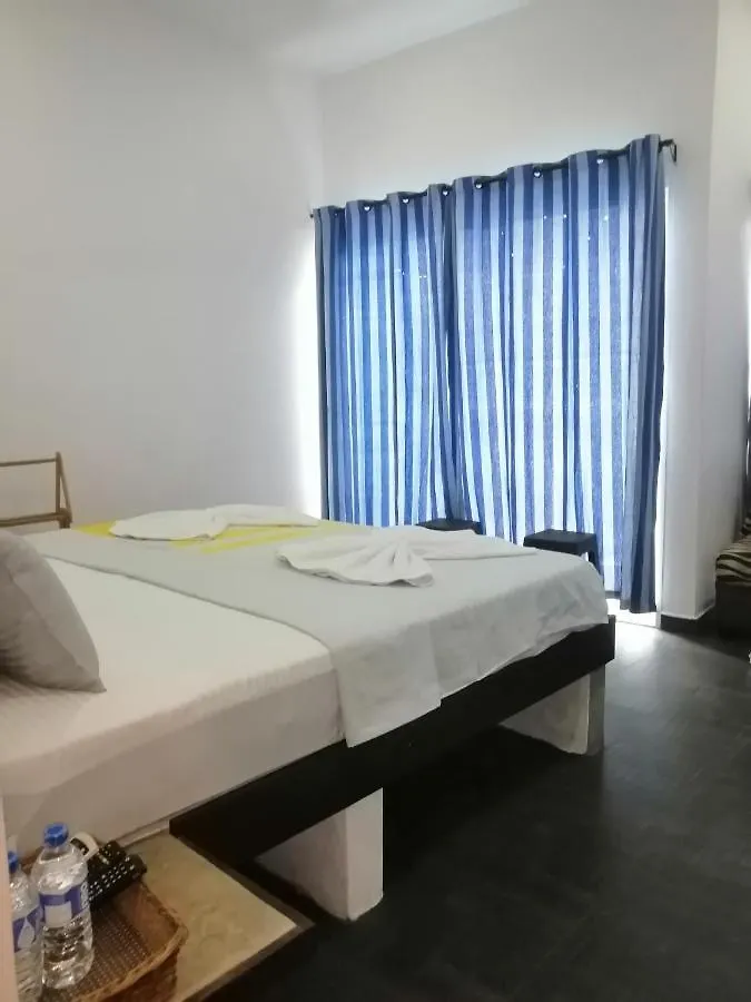 Le Petit Hotel&Restaurant Negombo 3*,
